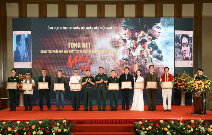 Êkip và dàn diễn viên nhận bằng khen từ Bộ Quốc phòng. 