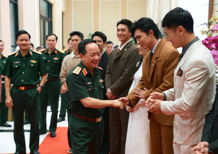 Các lãnh đạo giao lưu cùng dàn diễn viên phim "Mưa đỏ".