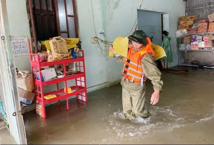  Lực lượng chức năng xã Trường Hà hỗ trợ di chuyển tài sản của người dân đến nơi an toàn. 