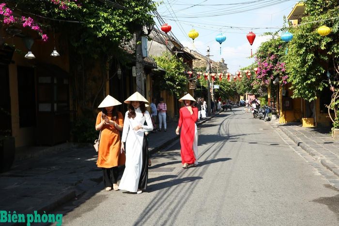 Du khách không chỉ đến phố cổ, mà còn có hành trình trải nghiệm văn hóa qua các làng nghề ở Hội An. Ảnh: Thủy Lê