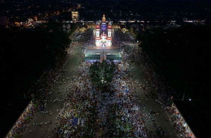 Hàng vạn tín đồ, người dân và du khách có mặt trong sự kiện tâm linh lớn nhất trong năm của đạo Cao Đài. Ảnh: TN