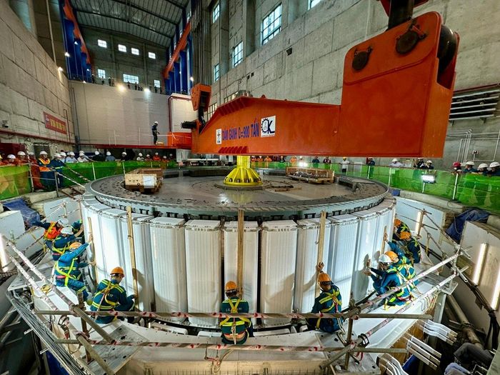 khối lượng thi công lắp đặt tổ máy 2 đạt hơn 80 %, sẵn sàng cho bước “khớp nối cuối” giữa rotor và stator.