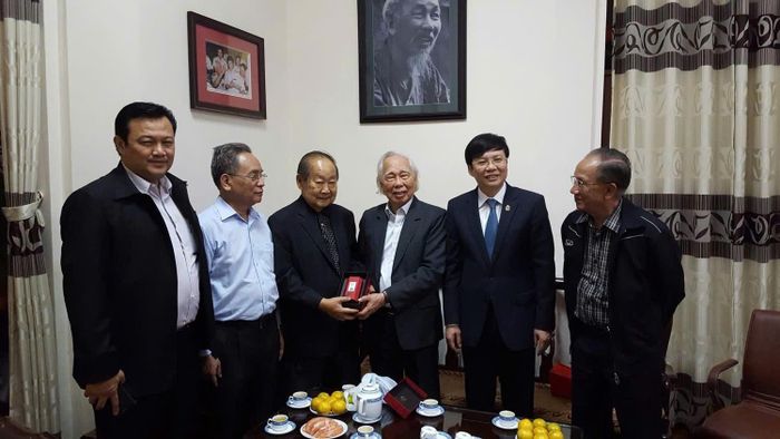 Đoàn nhà báo cao cấp Liên đoàn báo chí Thái Lan thăm Hội Nhà báo Việt Nam, tháng 10- 2008. Nhà báo Trần Hữu Minh, ngoài cùng bên phải.