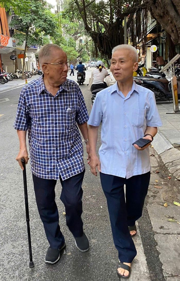 Nhà báo Phạm Quốc Toàn (ảnh trên) &amp; nhà báo Lê Quốc Trung (ảnh dưới), đồng nghiệp tâm giao, yêu nghề luôn sánh vai trên các chặng đường tác nghiệp cùng nhà báo Trần Hữu Minh.