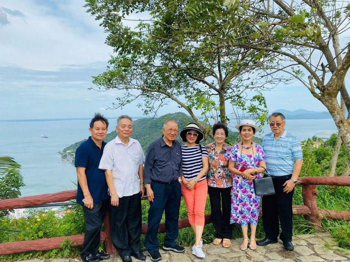 Đoàn nhà báo tỉnh Chiang Mai, Thái Lan trên cáp treo “Hô Mây Park”, tháng 3/2023. Nhà báo Trần Hữu Minh thứ 3 từ trái qua.
