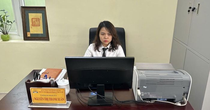 Nữ Trợ giúp viên pháp lý thuộc Trung tâm Trợ giúp pháp lý Nhà nước TP Hà Nội.