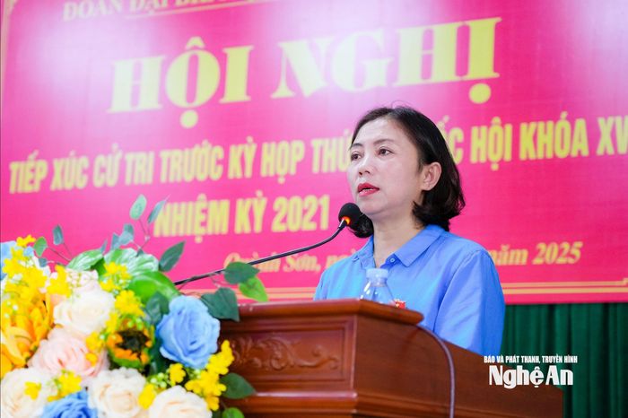Đại biểu Hoàng Thị Thu Hiền - Ủy viên BCH Đảng bộ tỉnh, Phó Chủ tịch Ủy ban MTTQ tỉnh, Chủ tịch Hội Liên hiệp Phụ nữ tỉnh báo cáo chương trình, nội dung Kỳ họp thứ 10, Quốc hội khóa XV. Ảnh: T.L