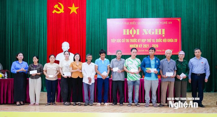 Đoàn ĐBQH tỉnh Nghệ An trao quà hỗ trợ các hộ khó khăn trên địa bàn. Ảnh: T.L