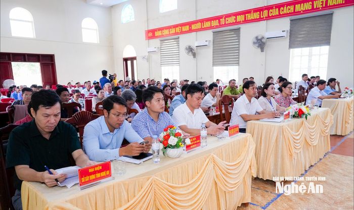 Các đại biểu tham dự Hội nghị tiếp xúc cử tri. Ảnh: T.L