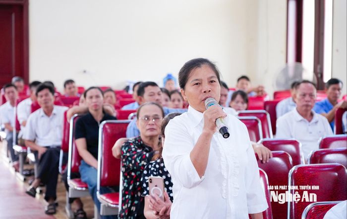 Cử tri Nguyễn Thị Nhàn ở xã Quỳnh Sơn kiến nghị về cấp đổi Giấy chứng nhận quyền sử dụng đất cho các hộ thuộc Xí nghiệp Gạch ngói Quỳnh Lưu (cũ). Ảnh: T.L