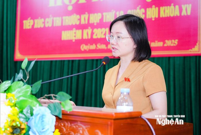 Đại biểu Thái Thị An Chung - Ủy viên BCH Đảng bộ tỉnh; Phó trưởng Đoàn chuyên trách Đoàn đại biểu Quốc hội tỉnh Nghệ An tiếp thu, giải trình kiến nghị của cử tri. Ảnh: T.L