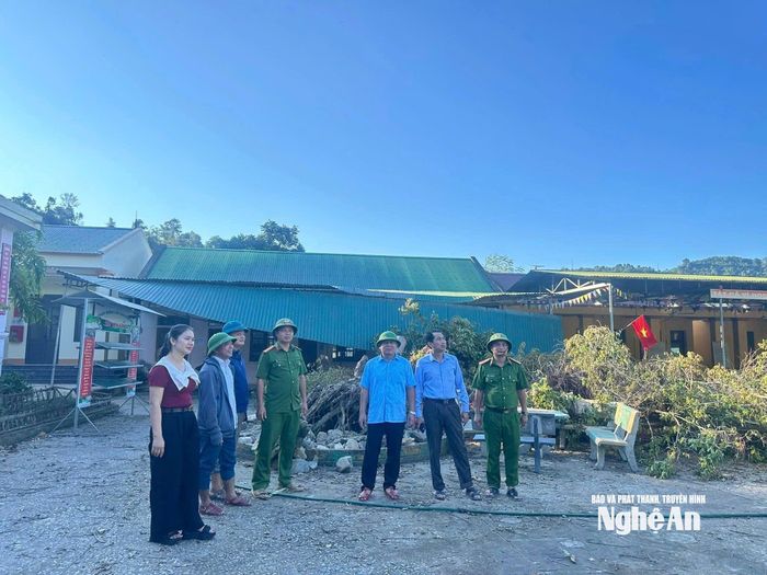 Lãnh đạo UBND xã và các lực lượng tiếp cận bản Tạt, bản Xốp Cốc để nắm tình hình, kêu gọi hỗ trợ người dân. Ảnh: CSCC