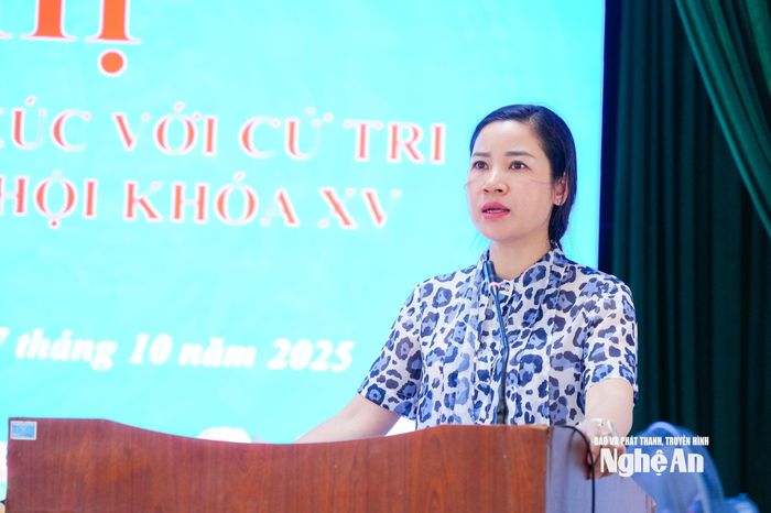 Đồng chí Phan Thị An - Chủ tịch UBND xã Đông Thành tiếp thu, giải trình kiến nghị của cử tri. Ảnh: T.L