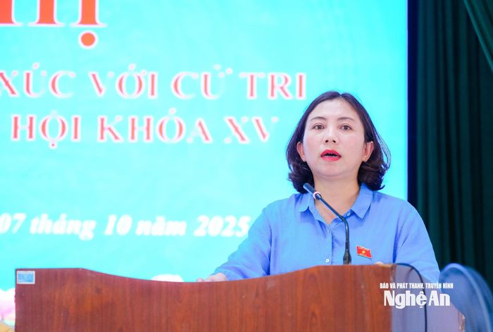 Đại biểu Hoàng Thị Thu Hiền - Ủy viên Ban Chấp hành Đảng bộ tỉnh, Phó Chủ tịch Ủy ban MTTQ tỉnh, Chủ tịch Hội Liên hiệp Phụ nữ tỉnh tiếp thu, giải trình kiến nghị của cử tri xã Đông Thành. Ảnh: T.L