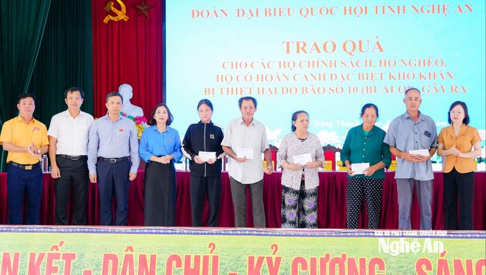 Đoàn ĐBQH tỉnh trao quà cho các hộ có hoàn cảnh khó khăn ở xã Đông Thành. Ảnh: T.L