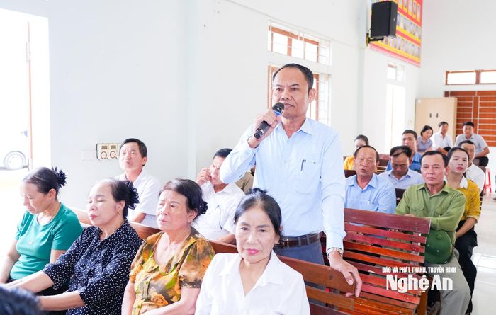Cử tri Nguyễn Đăng Khoa - xã Đông Thành kiến nghị chính sách hỗ trợ cán bộ thôn, xóm. Ảnh: T.L