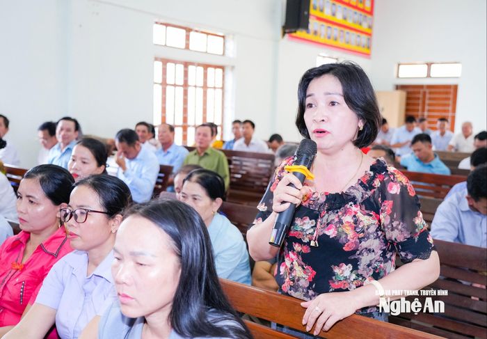 Cử tri Lê Thị Thủy kiến nghị với đại biểu Quốc hội về chính sách cho cán bộ, công chức. Ảnh: T.L