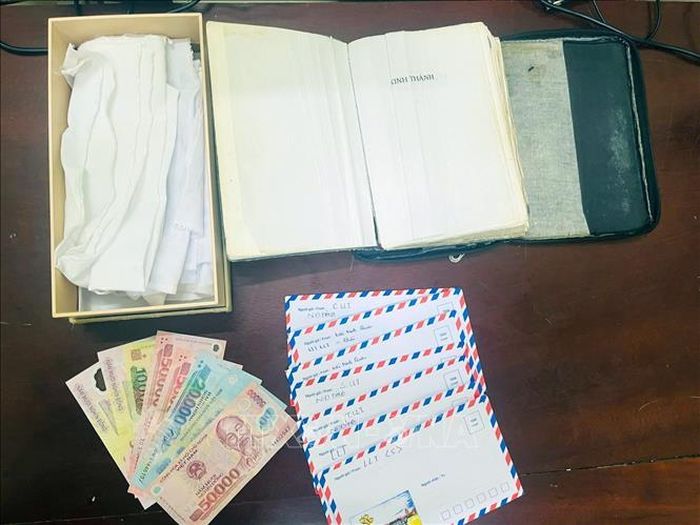 Cơ quan Công an tỉnh Phú Thọ thu giữ nhiều tang vật cùng nhiều thiết bị điện tử phục vụ hoạt động sinh hoạt tôn giáo trái phép của các đối tượng. Ảnh: TTXVN phát