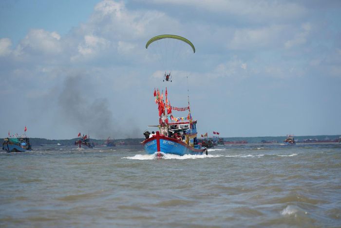 Ghe khởi hành ra khơi.