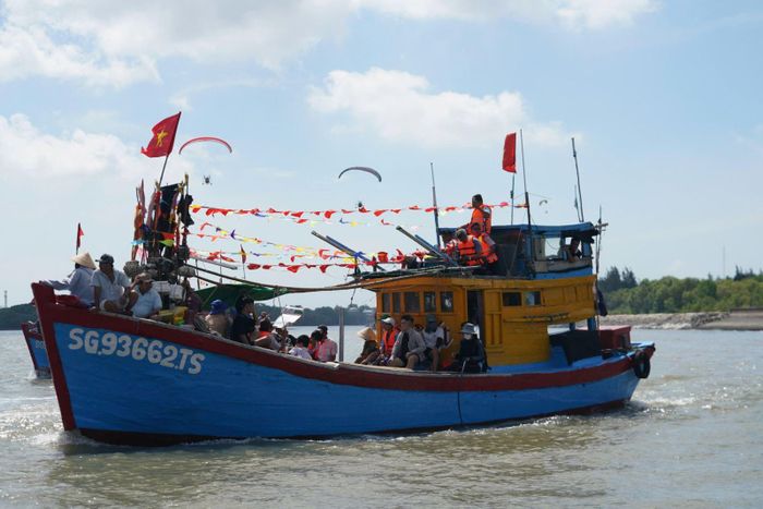 Các ghe thuyền được trang trí rực rỡ bằng cờ ngũ sắc, hoa giấy và biểu tượng Cá Ông, thể hiện tấm lòng thành kính của ngư dân đối với vị thần biển cả.