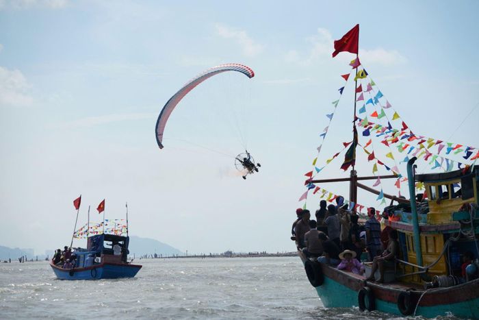 Tại khu vực tam giang khẩu, nơi hợp lưu của ba dòng sông Thị Vải, Soài Rạp và Lòng Tàu, đoàn ghe dừng lại để cử hành nghi lễ quan trọng.
