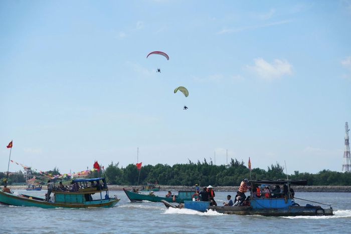 Từ Lăng Ông Thủy Tướng, đoàn rước khởi hành ra bến tàu, bắt đầu hành trình rước trên biển đầy trang trọng và linh thiêng.