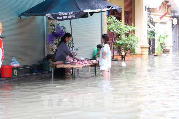 Mưa ngập khiến việc sinh hoạt của người dân gặp nhiều khó khăn. Ảnh: Vũ Quang - TTXVN