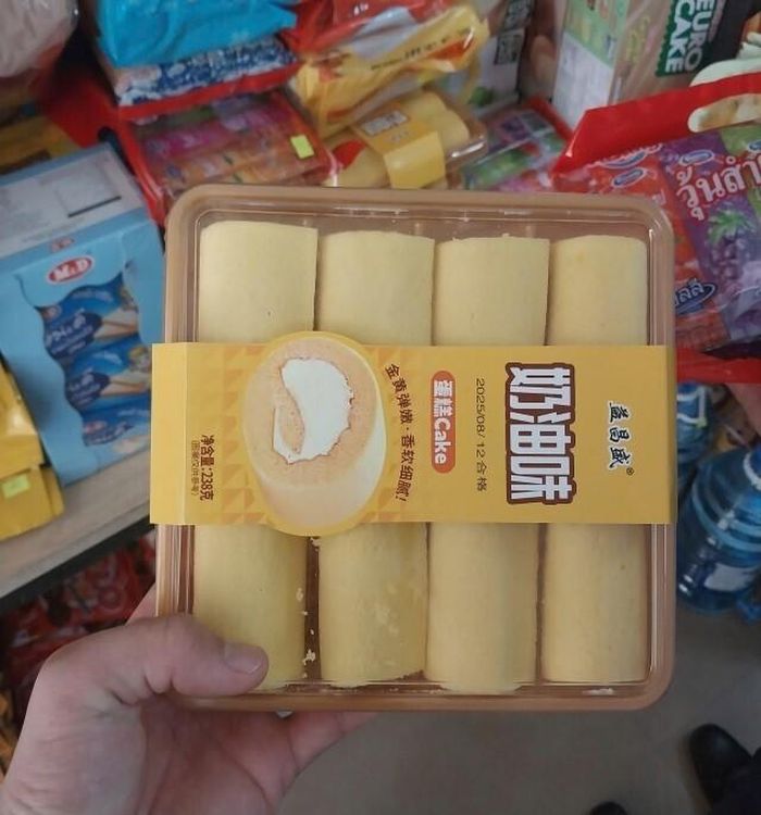 Phát hiện gần 1.000 sản phẩm thực phẩm như bánh kẹo, sữa chua... không có hóa đơn chứng từ. Ảnh: Chi cục QLTT Đà Nẵng