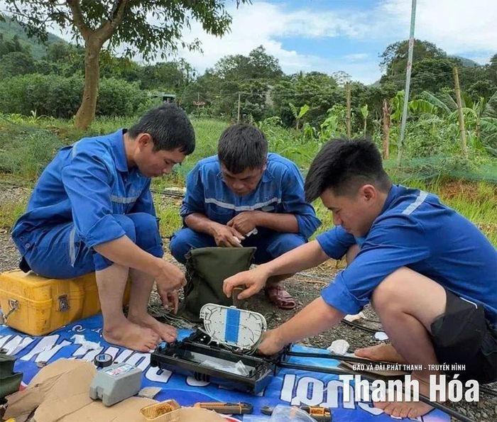 Lực lượng tăng cường của VNPT Thanh Hóa cùng nhân viên Trung tâm Viễn thông Nông Cống khắc phục sự cố trên địa bàn. Ảnh: CTV