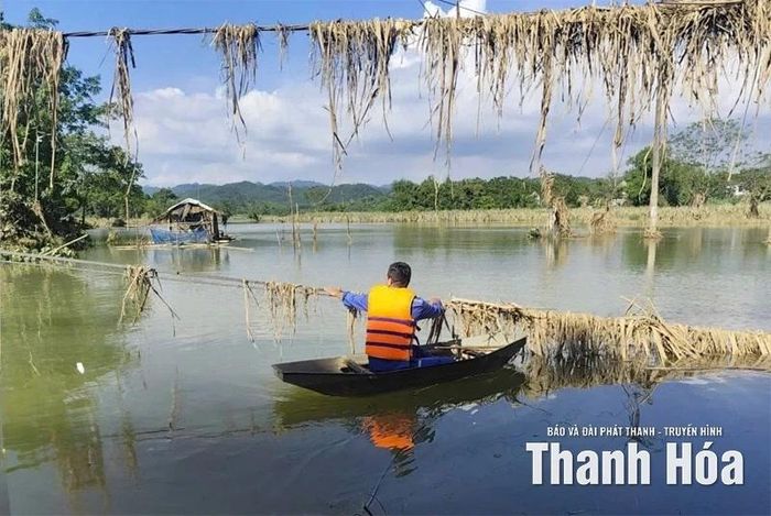 Nhân viên Trung tâm Viễn thông Thạch Thành khắc phục sự cố tại khu vực xã Thành Vinh. Ảnh: CTV