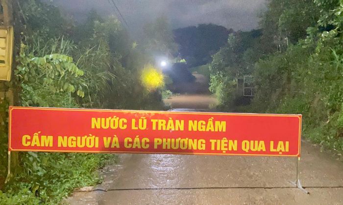  Tại các nơi xảy ra sạt lở đất, ngập úng đã được địa phương đặt biển cảnh báo. 