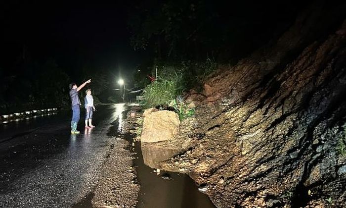  Lãnh đạo xã Sơn Động kiểm tra các vị trí sạt lở trên địa bàn. 