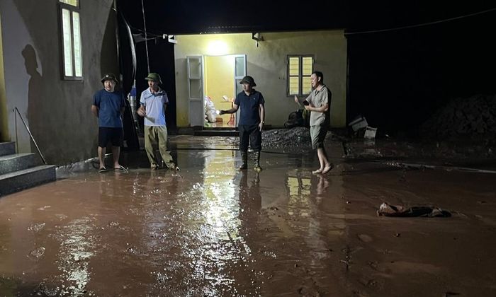  Lãnh đạo xã Tây Yên Tử kiểm tra tại một số hộ dân ở thôn Rỏn. 