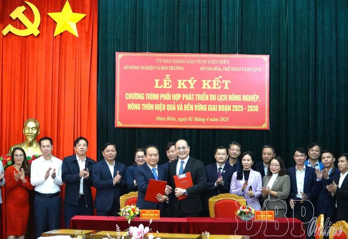 Lãnh đạo Sở Văn hóa, Thể thao và Du lịch - Sở Nông nghiệp và Môi trường ký kết chương trình hợp tác phát triển du lịch nông nghiệp, nông thôn giai đoạn 2025 - 2030. Ảnh Thành Đạt