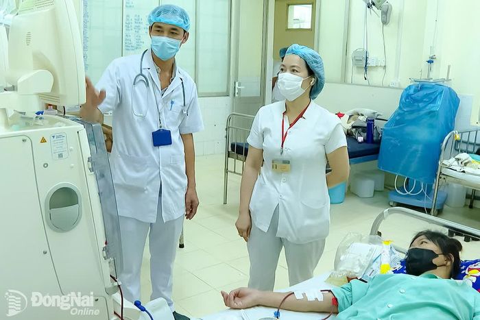 Thông tin về Nghị quyết 72 được nhanh chóng lan tỏa, mang theo niềm vui và hy vọng đến với nhiều bệnh nhân. Trong ảnh: Bác sĩ Khoa Nội tổng hợp, Bệnh viện Đa khoa Bình Phước kiểm tra máy chạy thận cho bệnh nhân. Ảnh: Xuân Túc