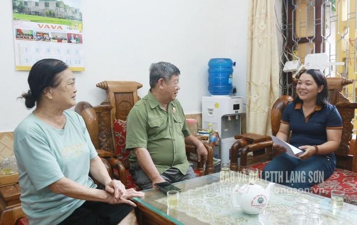 Cán bộ Phòng Văn hóa - Xã hội phường Lương Văn Tri tuyên truyền, phổ biến về chính sách trợ cấp hưu trí xã hội đến người dân khối Cửa Bắc