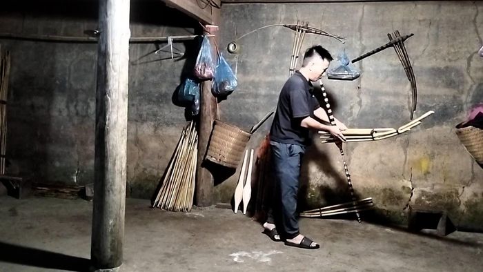  Trên kênh YouTube cá nhân “kws qeej hmoob Si Ma Cai Chanel”, Giàng A Khay thường xuyên đăng tải các video ghi lại cảnh anh thổi khèn và giới thiệu sản phẩm đến bạn bè, khách hàng. Nhờ đó, ngày càng nhiều người biết đến anh cũng như nghề làm khèn truyền thống của dân tộc Mông. Mỗi năm, anh bán được gần 100 chiếc khèn, mang lại thu nhập từ 100 đến hơn 200 triệu đồng, đồng thời góp phần gìn giữ và lan tỏa nét văn hóa đặc sắc của người Mông. 
