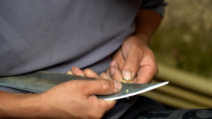  Để khèn tạo ra âm thanh chuẩn, Giàng A Khay tỉ mỉ gọt từng thanh nứa. Công đoạn đầu tiên này cũng góp phần tạo ra phần thân vững chắc cho khèn. 