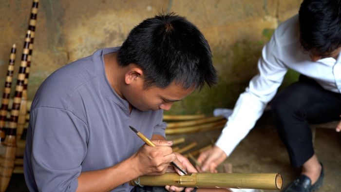  Công đoạn lắp miếng kim loại vào khèn - một phần việc chi tiết, cẩn thận, tinh tế. 