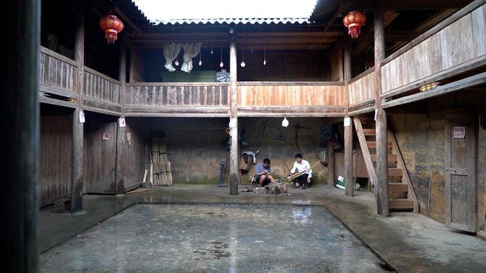  Bên trong ngôi nhà, A Khay đang miệt mài hoàn chỉnh chiếc khèn Mông theo đơn đặt hàng của khách trong và ngoài nước. 