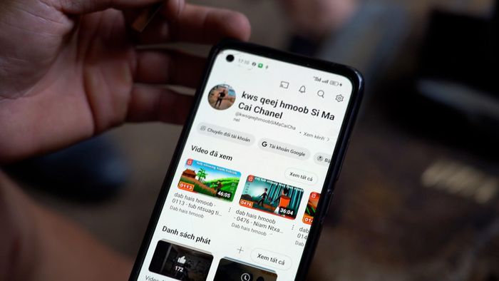 Giàng A Khay sử dụng điện thoại thông minh để kết nối với khách hàng qua kênh YouTube cá nhân. Đây là một phần trong chiến lược tiếp thị hiện đại, giúp anh đưa khèn Mông đến gần hơn với thế giới bên ngoài. 