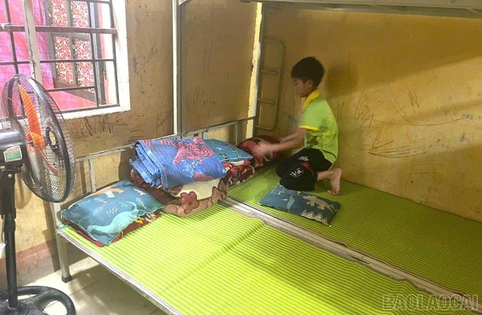  Các em học sinh bán trú Trường Phổ thông dân tộc bán trú THCS Trịnh Tường được di chuyển đến phòng ở mới đảm bảo an toàn. 