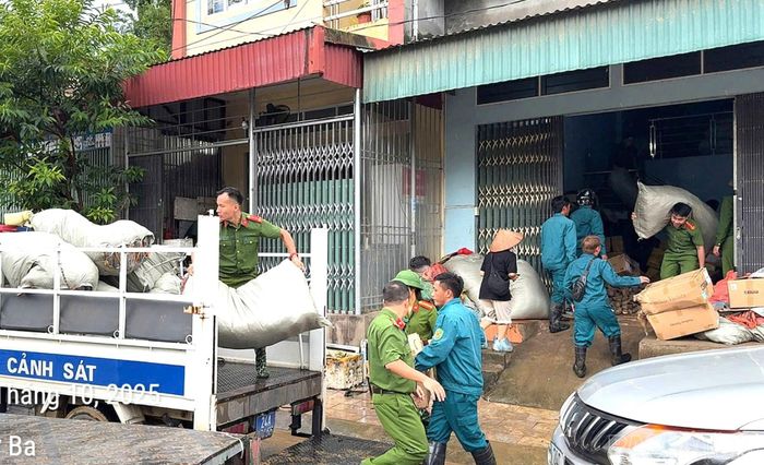  Các lực lượng hỗ trợ 4 hộ dân tại khu vực sạt lở di chuyển đồ đạc đến nơi tránh trú an toàn. 