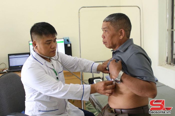 Cán bộ Trạm Y tế xã Mường Chiên hướng dẫn nhân dân sử dụng cây thuốc nam chữa bệnh.