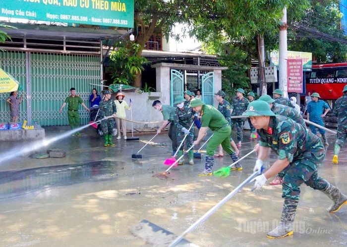 Các lực lượng phối hợp vệ sinh đường phố sau lũ trên địa bàn phường Minh Xuân.