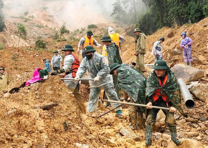 Cán bộ, chiến sỹ khắc phục điều kiện thời tiết, địa hình khó khăn tìm kiếm nạn nhân mất tích do sạt lở đất tại Lũng Cú.
