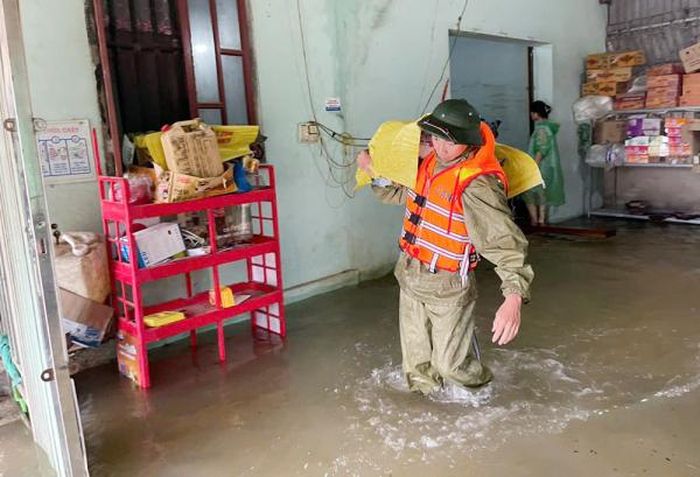 Công an xã Trường Hà vận động, hỗ trợ người dân di dời tài sản tại các khu vực có khả năng ngập úng.