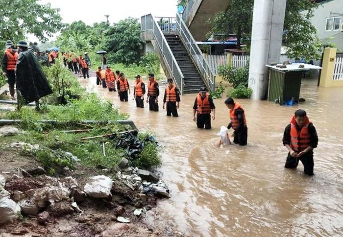 Lực lượng Công an tham gia phối hợp gia cố đê sông Cầu, phường Phan Đình Phùng