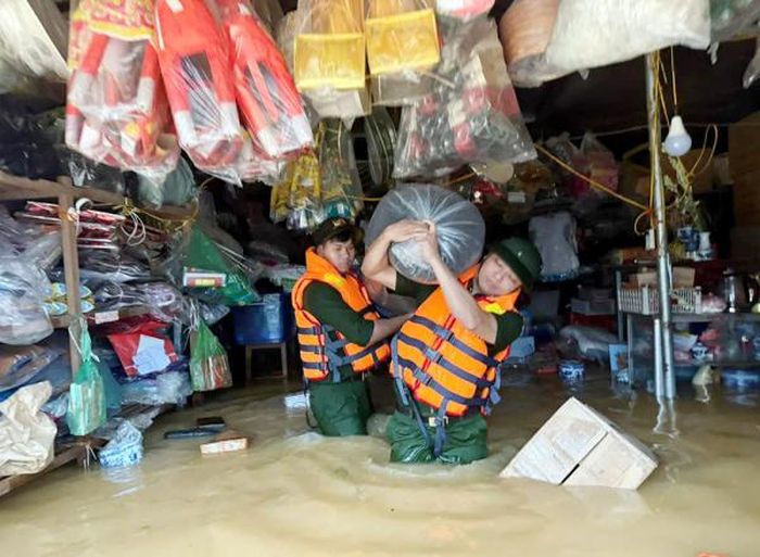 Công an xã Vô Tranh hỗ trợ người dân di chuyển tài sản.