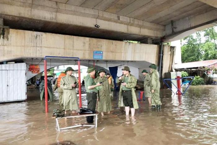 Đồng chí Phạm Hoàng Sơn, Chủ tịch UBND tỉnh Thái Nguyên cùng Thiếu tướng Bùi Đức Hải, Giám đốc Công an tỉnh Thái Nguyên trực tiếp chỉ đạo các lực lượng gia cố đê sông Cầu.